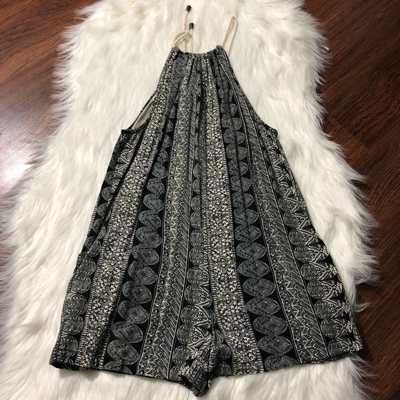 🌻SOLD🌻 Forever 21 black & white printed romper - Picture 7 of 8